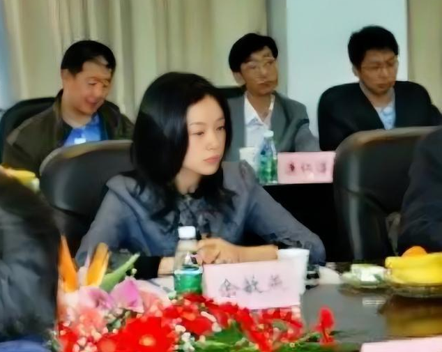 美女部长余敏燕甘愿做高官情妇：“南艺校花”靠肉体一路升职，双双落马(图1)