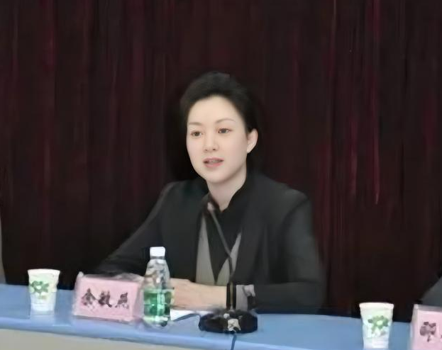 美女部长余敏燕甘愿做高官情妇：“南艺校花”靠肉体一路升职，双双落马(图6)