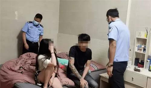 一对男女公园草坪上卖淫嫖娼被抓,嫖资50元引热议(图1)