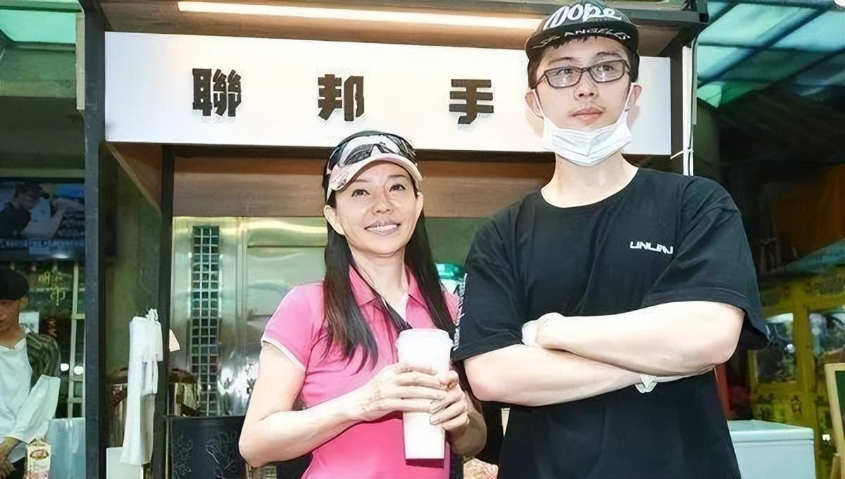 回顾女星狄莺有多溺爱儿子?15岁才分床睡,不料儿子18岁就"出事"了(图42)