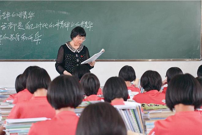 华坪女高培养不出清北的学生？“感动中国”的张桂梅该走下神坛了(图2)