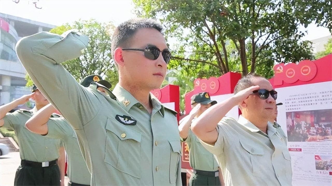 “排雷英雄”杜富国，和平年代荣获一等功，享受什么待遇？(图15)