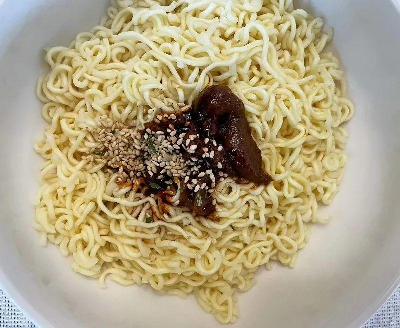 香菜泡面、臭豆腐泡面…不卖情怀的白象，赢了流量，输了路人缘(图24)