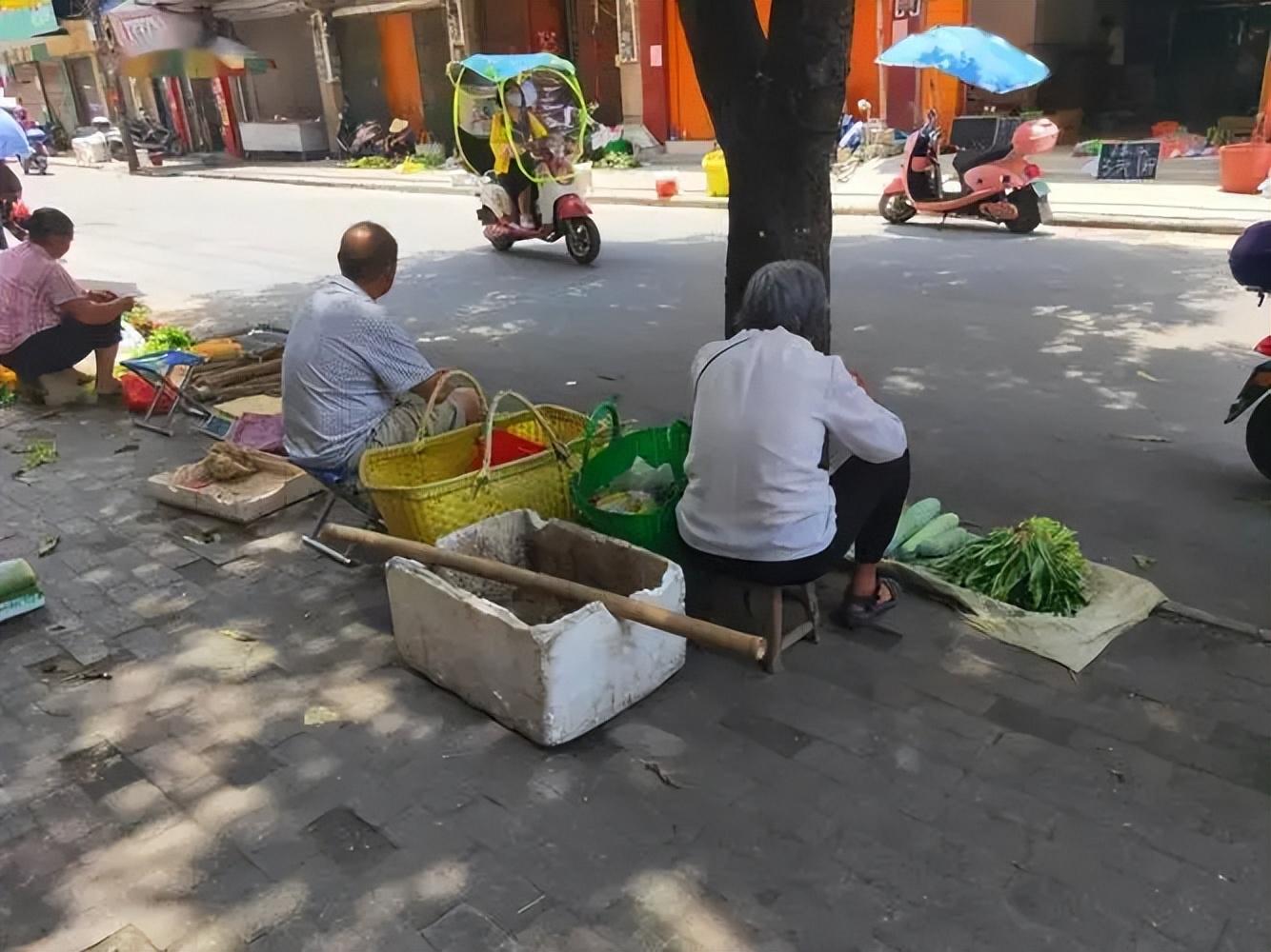 为什么年轻人宁愿跑到超市买菜，也不买街边老人的菜？(图6)