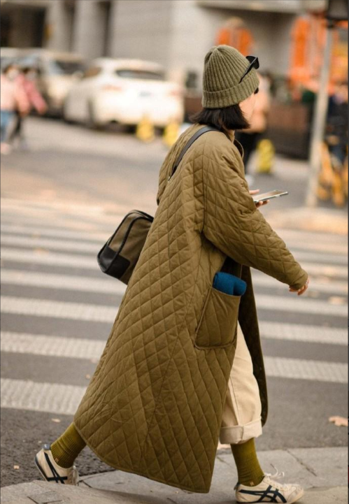 立冬后才发现：今年不流行羽绒服了，满大街都在穿“奶奶棉衣”(图39)