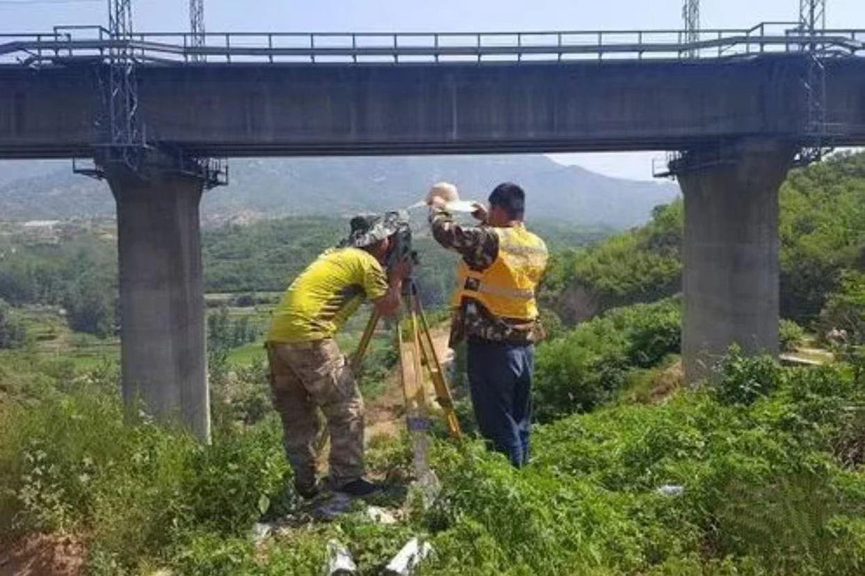 大桥都是从两边修，怎么保证中间对齐? 两头对不准只能炸掉吗？(图4)