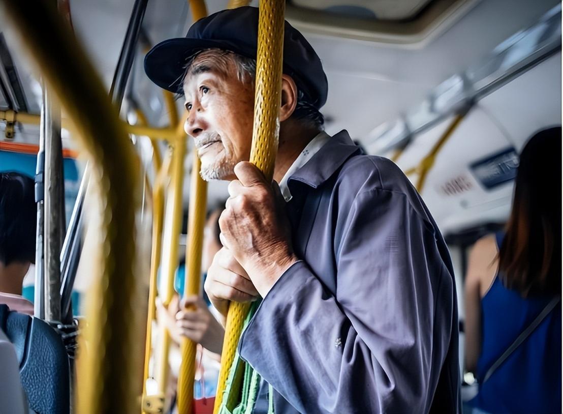 老年人免费乘车将取消？专家给出新建议，年轻人：噩梦终于结束！(图8)