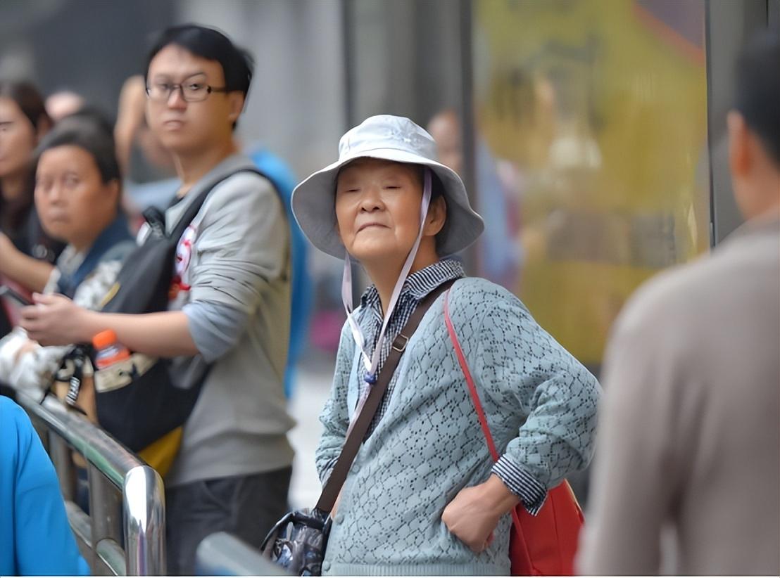 老年人免费乘车将取消？专家给出新建议，年轻人：噩梦终于结束！(图11)